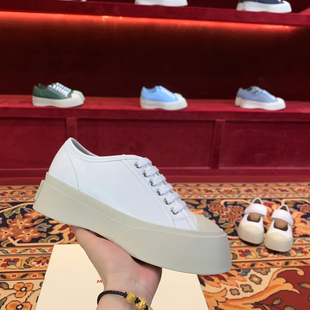 👟👟Ex-factory price 480👟👟 Marni Marni large-toe thick-soled Mary Jane shoes Marni is an independent designer brand from Italy. It has quickly become another big dark horse in the international fashion industry. Zhao Lusi and Song Zuer have the same Velcro large-toe shoes. It took 2 and a half months to purchase 5 pairs of originals, cut them open, open the bottom mold, decide on the materials, and tried again and again, and changed again and again. At present, the material, shape, lines, and outsole are almost the same as the original ones. Even the smell of cowhide is the same, so our shoes never put fragrance in them. The original cowhide smell is unique. 🐂Fabric: imported Bengal cowhide, matte and textured 🐂Inner: semi-matte cowhide, zero color difference 🐂Outsole: Original molded TU👟👟Ex-factory price➕👟👟Ex-factory price U foam 🪄Number of codes: 35 36 37 38 39 40